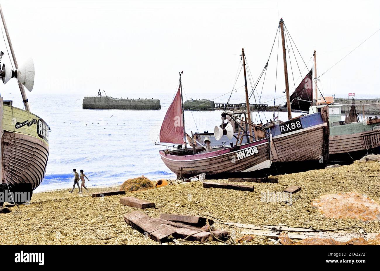 foto colorata di barche da pesca sulla spiaggia nel 1983. NN208, RX88 e i nostri Pam e Peter possono essere visti. Foto Stock