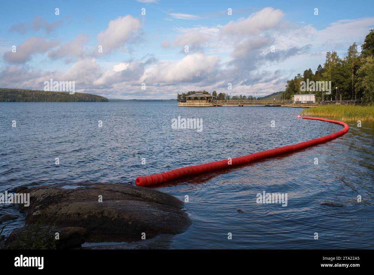 Molo e spiaggia per nuotare presso il maniero Mukkula a Lahti, Finlandia Foto Stock