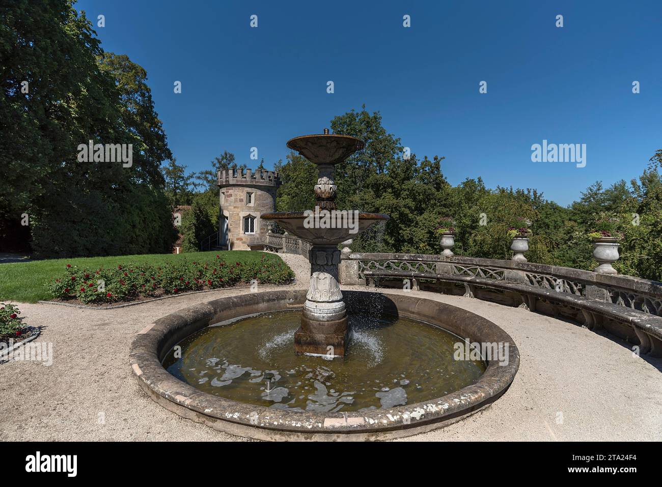 Fontana di Rosenau e Torre del Castello, Rosenau 1, Roedental, alta Franconia, Baviera, Germania Foto Stock