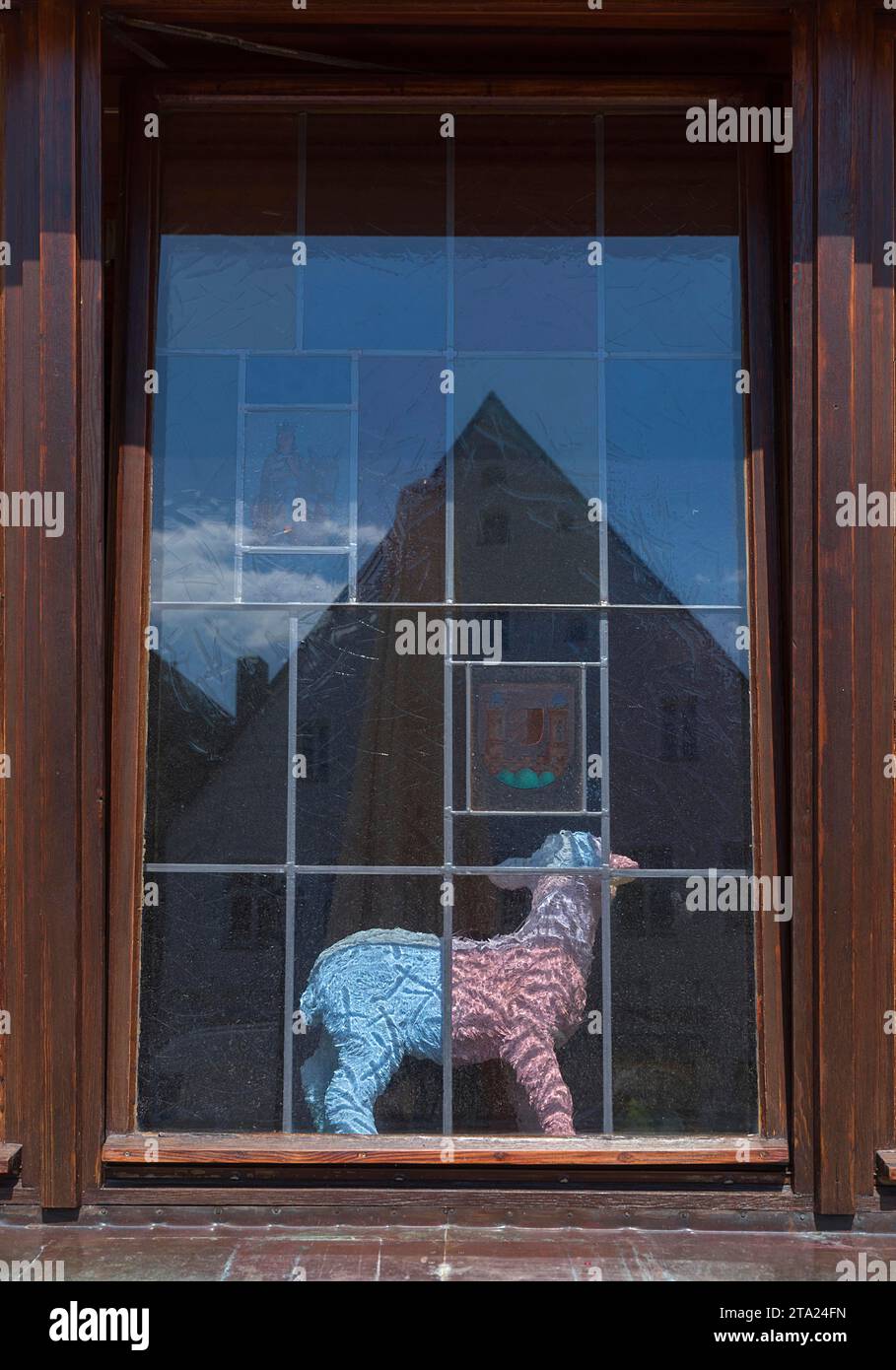 Figura di agnello nella finestra del Weisses Lamm Inn, Lauf, Franconia media, Baviera, Germania Foto Stock