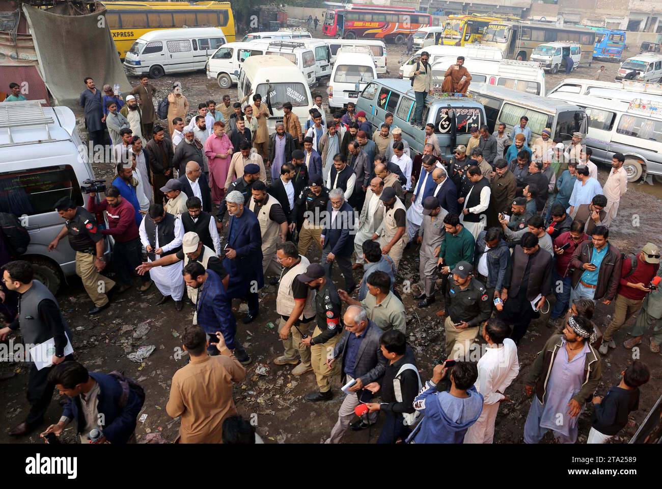 Il custode Sindh Capo Ministro della giustizia (Retd) Maqbool Baqar ispeziona il Badin Stop durante la sua visita, a Hyderabad martedì 28 novembre 2023. Foto Stock