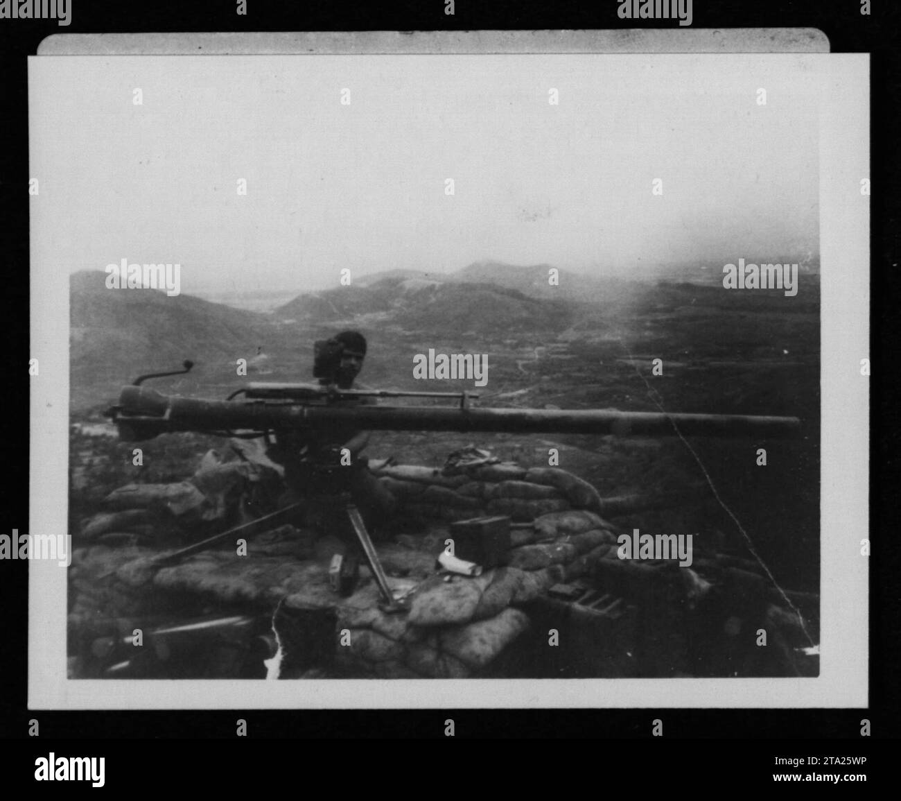 I soldati americani utilizzano un fucile senza rinculo da 106 mm il 31 marzo 1966, durante la guerra del Vietnam, dimostrando attività militari e operazioni belliche. Foto Stock