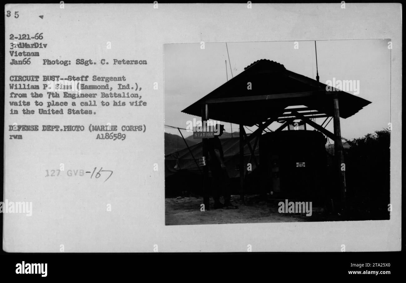 Un sergente del 7th Engineer Battalion, William P. Sims, aspetta di telefonare a sua moglie negli Stati Uniti. La fotografia è stata scattata in Vietnam nel gennaio 1966 e fa parte della serie Communications dalle fotografie delle attività militari americane durante la collezione della guerra del Vietnam. Foto Stock