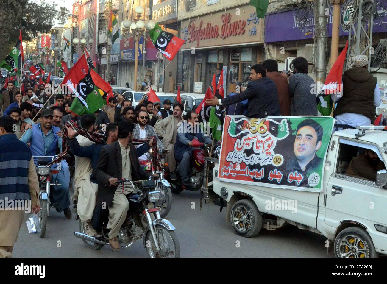 Gli attivisti del Partito Popolare (PPP) stanno tenendo una manifestazione in connessione con la cerimonia del 56 ° giorno della Fondazione in arrivo, a Quetta martedì 28 novembre 2023. Foto Stock