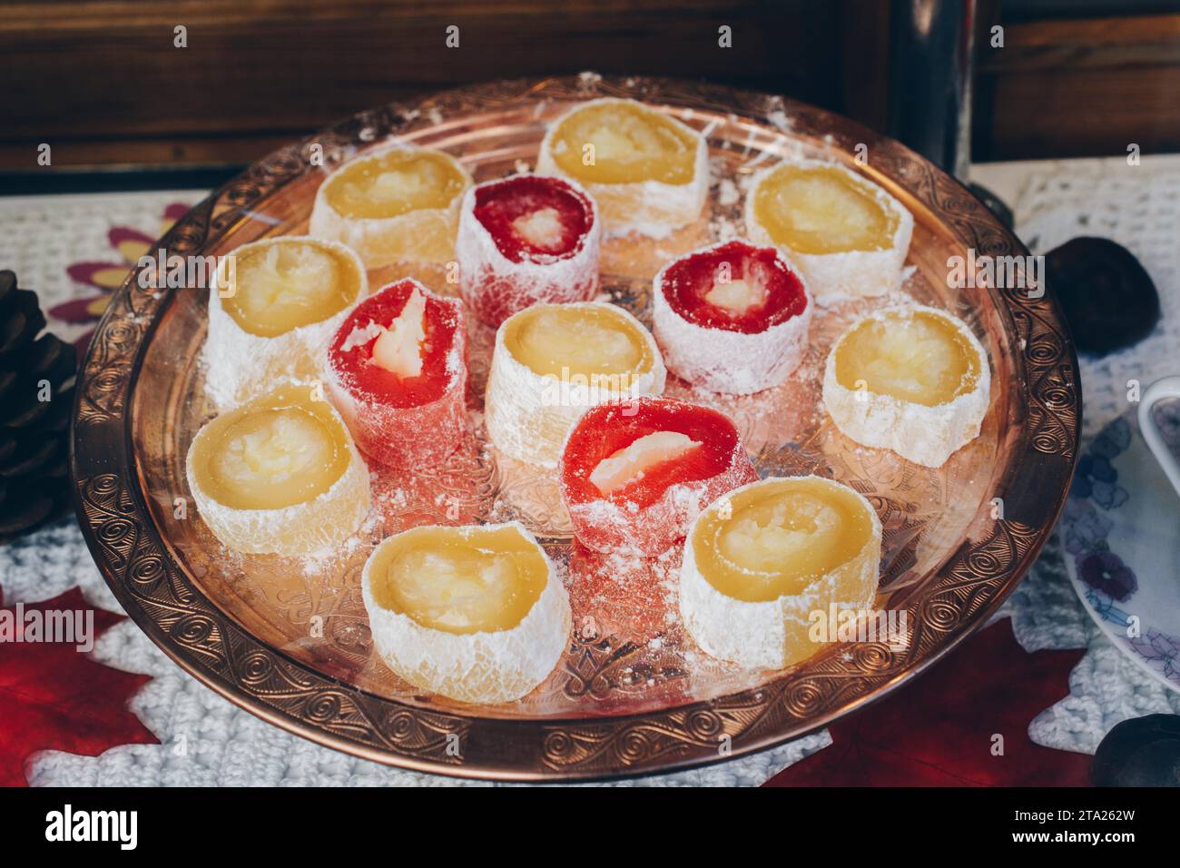 Il carico dei tradizionali delizie turche lokum rivestite con zucchero caramella morbida Foto Stock