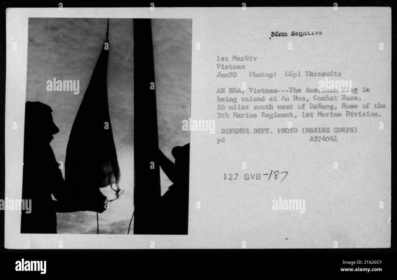 I militari americani alzano la bandiera americana durante una cerimonia di bandiera presso una Hoa Combat base, sede del 5th Marine Regiment, 1st Marine Division, in Vietnam, giugno 1970. Foto di LCpl Threswitz, Dipartimento della difesa. Foto Stock