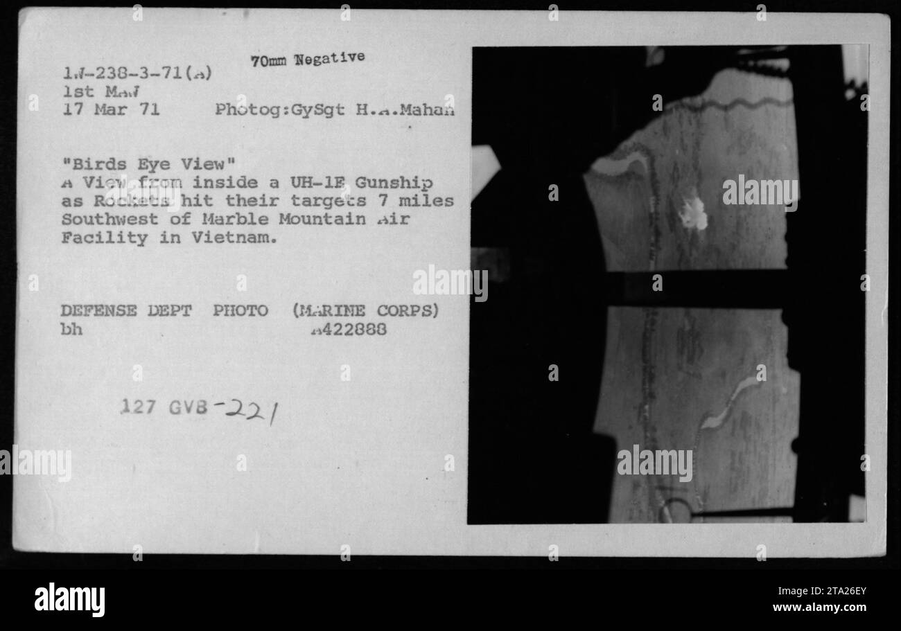 Il 17 marzo 1971, elicotteri UH-1 sparano razzi su bersagli a sette miglia a sud-ovest della Marble Mountain Air Facility in Vietnam. L'immagine, presa dall'interno di una nave da battaglia UH-1E, mostra operazioni di combattimento aereo. Foto Stock