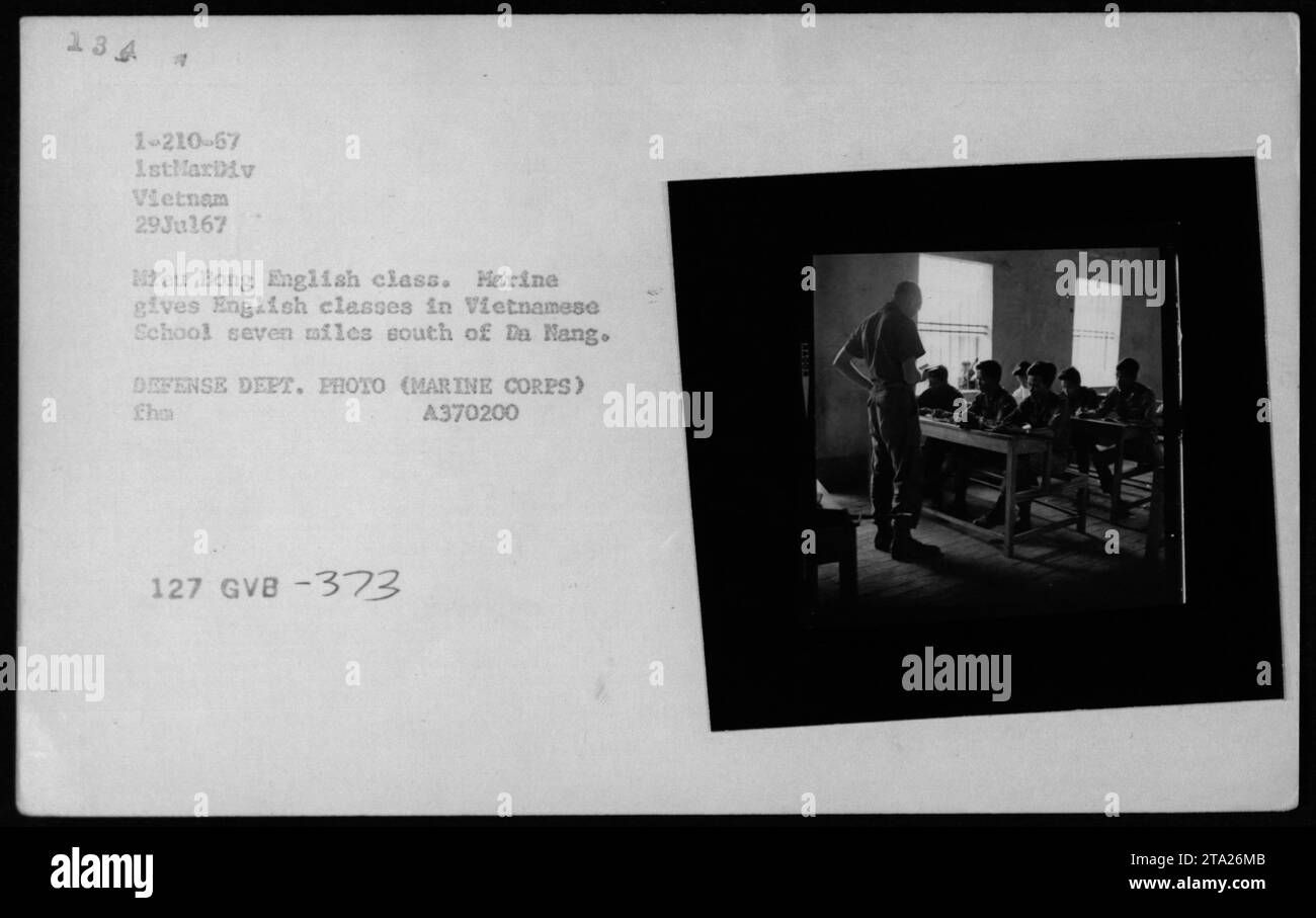 Nel luglio 1967, il membro del corpo dei Marines Harine condusse una classe di inglese per studenti vietnamiti a sette miglia a sud di da Nang, come parte delle attività militari americane durante la guerra del Vietnam. Foto Stock