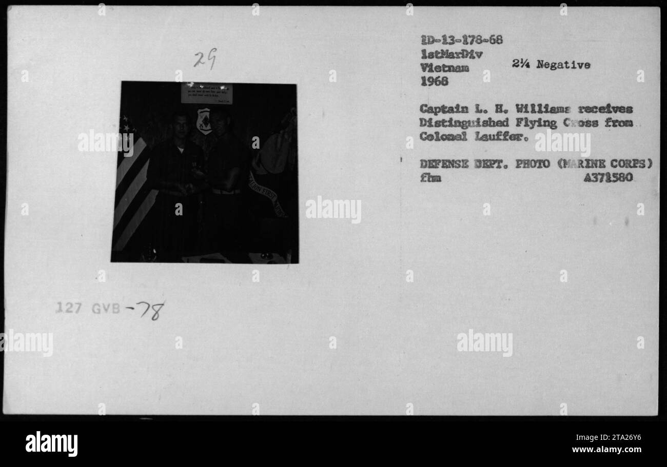 Il capitano L.H. Williams della 29th Infantry Division, 1st Marine Division, riceve la Distinguished Flying Cross dal colonnello Lauffor durante una cerimonia in Vietnam nel 1968. La fotografia è stata scattata dal Dipartimento della difesa ed è etichettata come numero negativo GVB-78 29 ID-13-178-68 Elm 4371580. Foto Stock