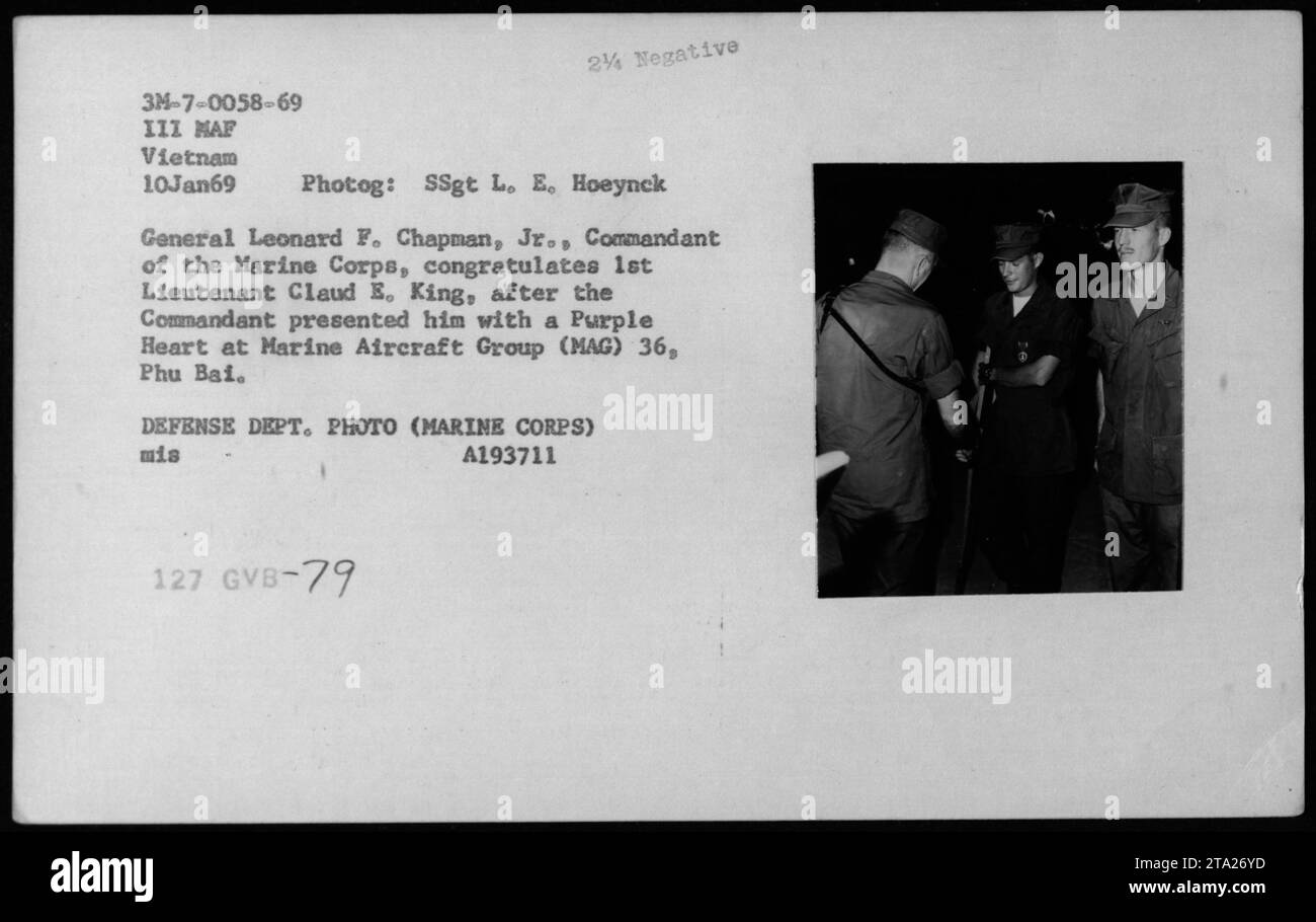 Il generale Leonard F. Chapman Jr., comandante del corpo dei Marines, si congratula con il tenente Claud E. King e gli presenta un cuore viola al Marine Aircraft Group (MAG) 36 a Phu Bai. La cerimonia si è svolta il 10 gennaio 1969 e comprendeva l'Assistente Segretario della Marina John Warner, il Segretario alla difesa Melvin Laird e il Dott. Norman Vincent Peale. Foto Stock
