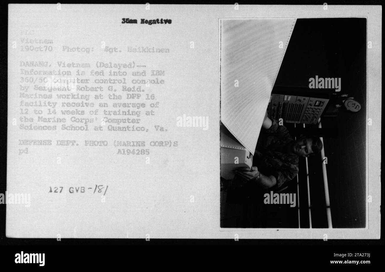 Il sergente Robert Reid gestisce una console di controllo IBM 360/50 al DPP 16, Danang, Vietnam il 19 ottobre 1970, mentre i Marines ricevono formazione presso la Marine Corps computer Sciences School di Quantico, Virginia. Foto Stock