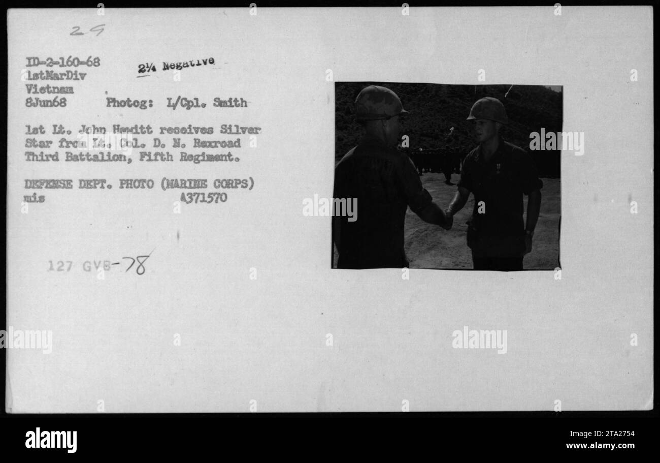 Marine Corps L/CPL. John Hewitt riceve la Silver Star dal tenente colonnello D.N. Rexroad, Third Battalion, Fifth Regiment, l'8 giugno 1968, durante una cerimonia in Vietnam. Fotografo L/cpl. Smith ha catturato questa occasione memorabile. La fotografia è classificata con il numero di riferimento 29 ID-2-160-68. Foto Stock