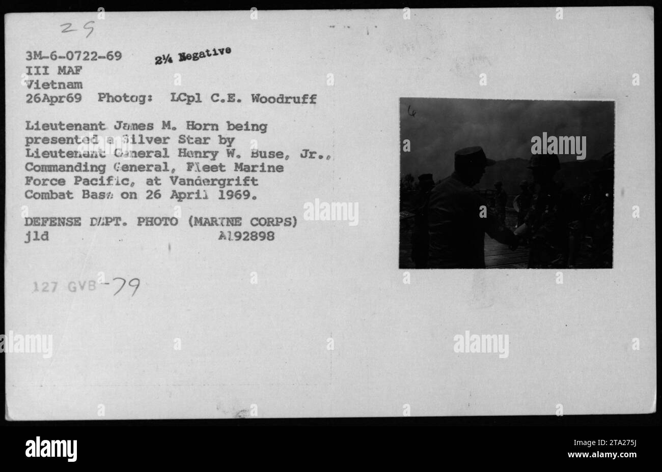 Il tenente James M. Horn riceve la Silver Star dal tenente generale Henry W. Buse Jr., comandante generale della Fleet Marine Force Pacific, presso la Vandergrift Combat base il 26 aprile 1969. Sono presenti anche l'assistente segretario della Marina John Warner, il segretario alla difesa Melvin Laird e il dottor Norman Vincent Peale. Foto Stock