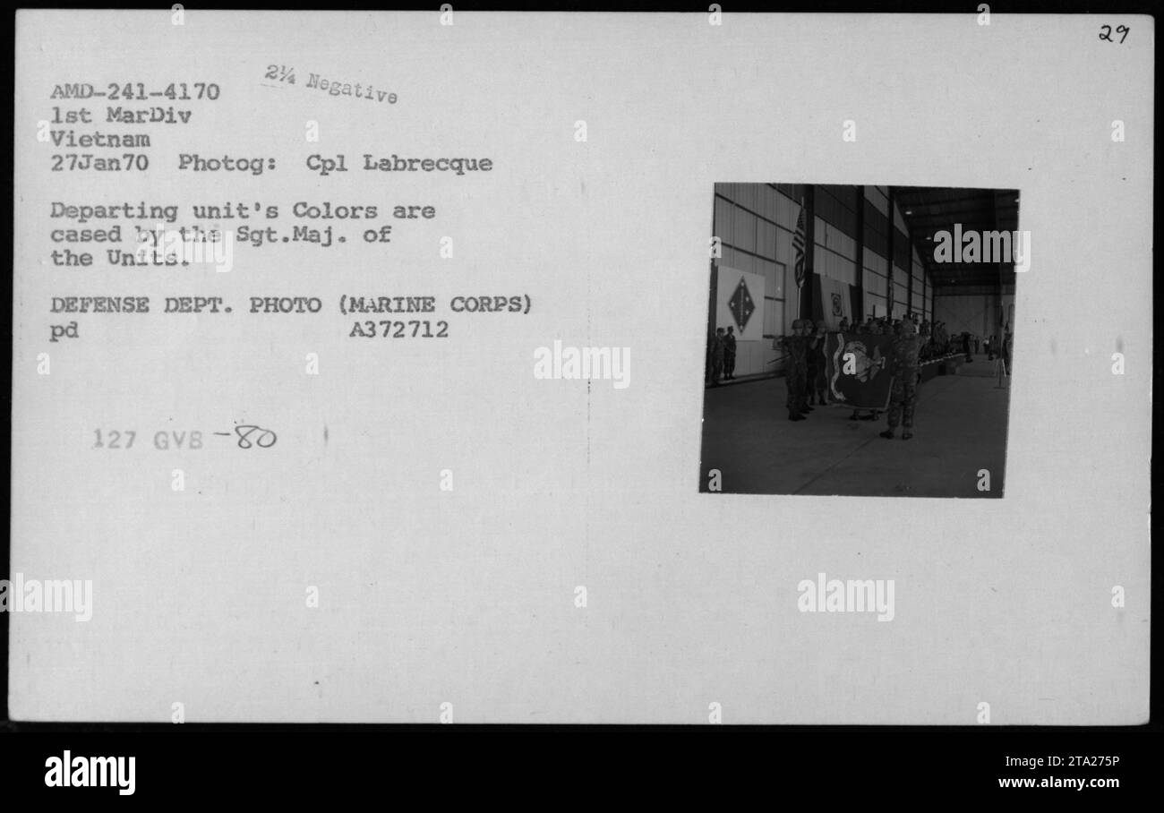 Il Sgt. Maggiore del corpo dei Marines esegue una cerimonia di inscatolamento per i colori di un'unità in partenza il 27 gennaio 1970, in Vietnam. La cerimonia, alla presenza di personale militare americano, è stata fotografata dal Cpl. Labrecque e documenta le tradizioni e gli onori militari durante la guerra del Vietnam. Foto Stock
