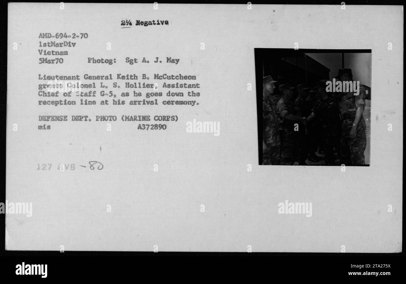 Il tenente generale Keith B. McCutcheon viene mostrato salutare il colonnello L. S. Hollier durante la loro cerimonia di arrivo il 5 marzo 1970 in Vietnam. Questa fotografia cattura un momento di scambio cerimoniale tra i due ufficiali militari. Fa parte di una collezione di attività militari americane durante la guerra del Vietnam. Foto Stock