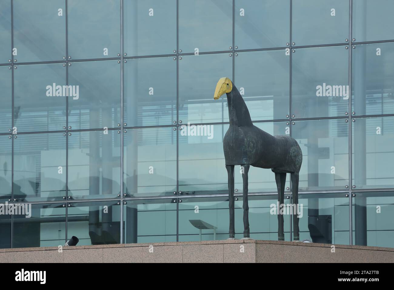 Scultura al Museo d'Arte moderna e contemporanea, museo d'arte, cavallo con testa dorata, dorato, nero, finestra di vetro, parete di vetro, Strasburgo Foto Stock