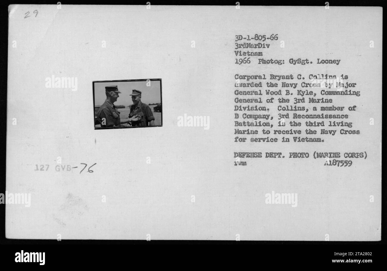 Il caporale Bryant C. Collins ha ricevuto la Navy Cross dal maggiore generale Wood B. Kyle, comandante generale della 3rd Marine Division. Collins, membro della B Company, 3rd Reconnaissance Battalion, è il terzo Marine vivente a ricevere la Navy Cross per il servizio in Vietnam. Data: 1966. Fotografia di GySgt. Looney. DIPARTIMENTO DIFESA FOTO (CORPO DEI MARINE) A187559 WA. Foto Stock