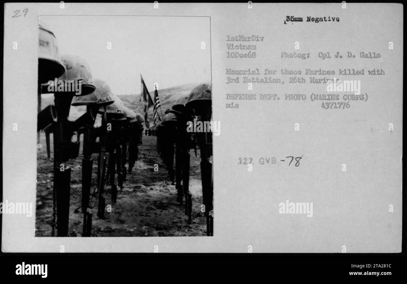 Una cerimonia commemorativa il 10 dicembre 1968, a Vicos onorò trentatré Marines del 3° Battaglione, 26th Marines che morirono in Vietnam. I partecipanti hanno reso omaggio durante il tributo, che è stato documentato dal Dipartimento della difesa. Foto Stock
