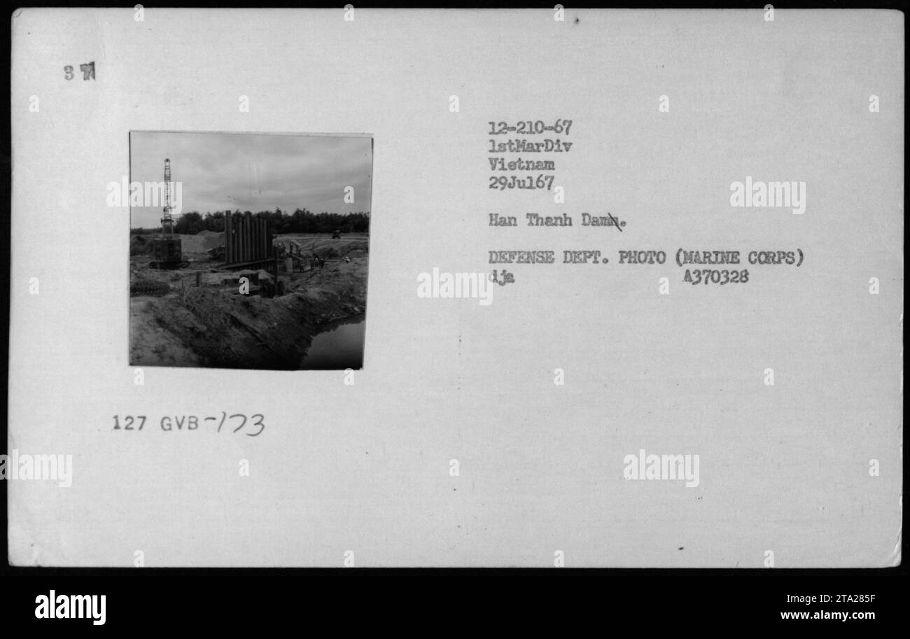 L'attività di costruzione ha luogo il 29 luglio 1967, da parte della 1st Marine Division a Han Thanh Damhe, Vietnam. Questa immagine è una fotografia ufficiale del Dipartimento della difesa scattata dal corpo dei Marines. (Didascalia: A370328) Foto Stock