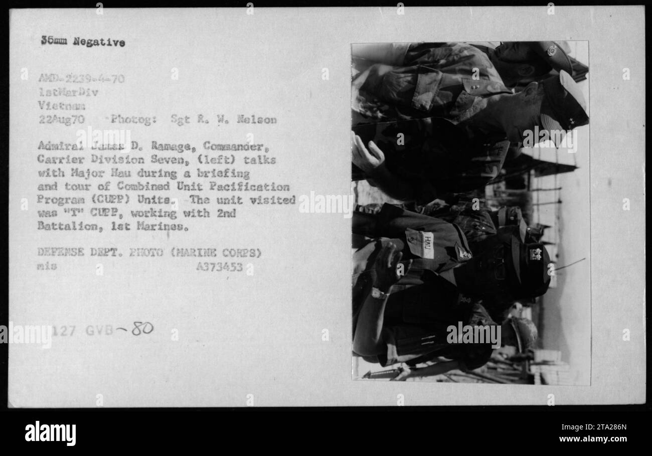 L'ammiraglio James D. Ramage, comandante della Carrier Division Seven, parla con il maggiore Hau durante un briefing e un tour del Combined Unit Pacification Program (CUPP) Unite il 22 agosto 1970. L'unità visitata fu "T" CUPP, che stava collaborando con il 2nd Battalion, 1st Marines. Fotografia del sergente R. W. Meison, autorizzata dal Dipartimento della difesa (corpo dei Marines). Foto Stock