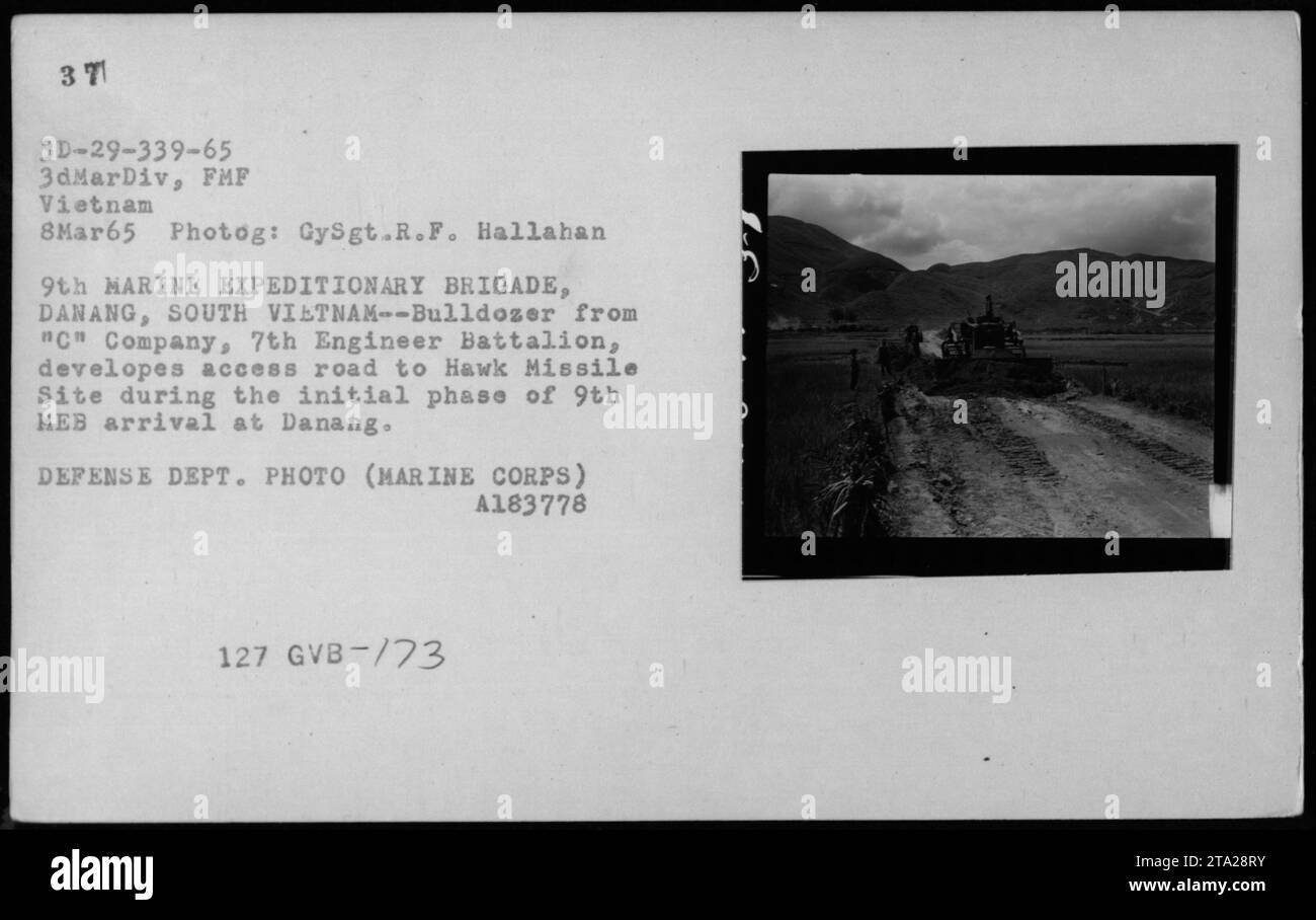 Un bulldozer della 'c' Company, 7th Engineer Battalion, è visto sviluppare una strada di accesso a un Hawk Missile Site durante la fase iniziale dell'arrivo della 9th Marine Expeditionary Brigade a Danang. Questa foto è dell'8 marzo 1965, scattata da GySgt. R.F. Hallahan della 9th MARINE EXPEDITIONARY BRIGADE. Foto Stock