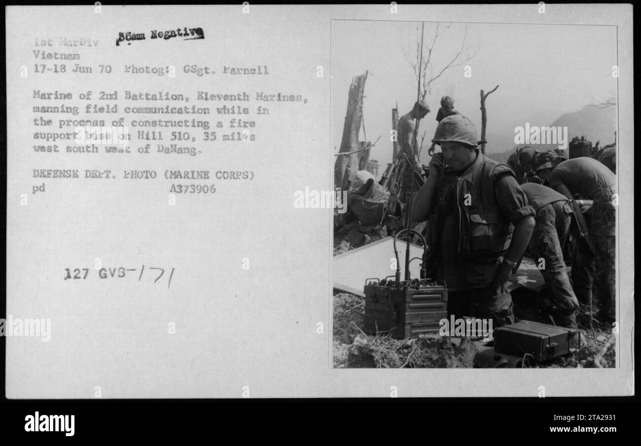 Marine del 2nd Battalion, Eleventh Marines, che gestiva un dispositivo di comunicazione durante la costruzione di una base di supporto antincendio sulla collina 510, situata 35 miglia ad ovest-sudovest di Danang. Data: 17 giugno 1970. Fotografato da GSgt. Parnell. Per gentile concessione del Dipartimento della difesa (corpo dei Marines). Foto Stock