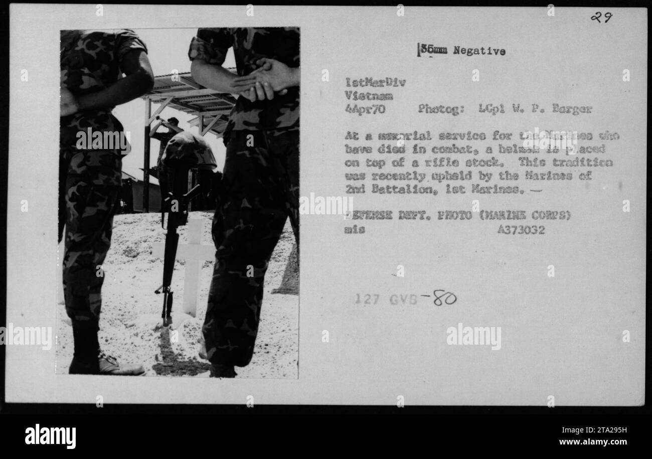 I Marines del 2nd Battalion, 1st Marines tengono un servizio commemorativo in Vietnam il 4 aprile 1970. Durante la cerimonia, un casco viene posto sopra un fucile, in conformità con la tradizione di lunga data per onorare i compagni caduti. Foto Stock