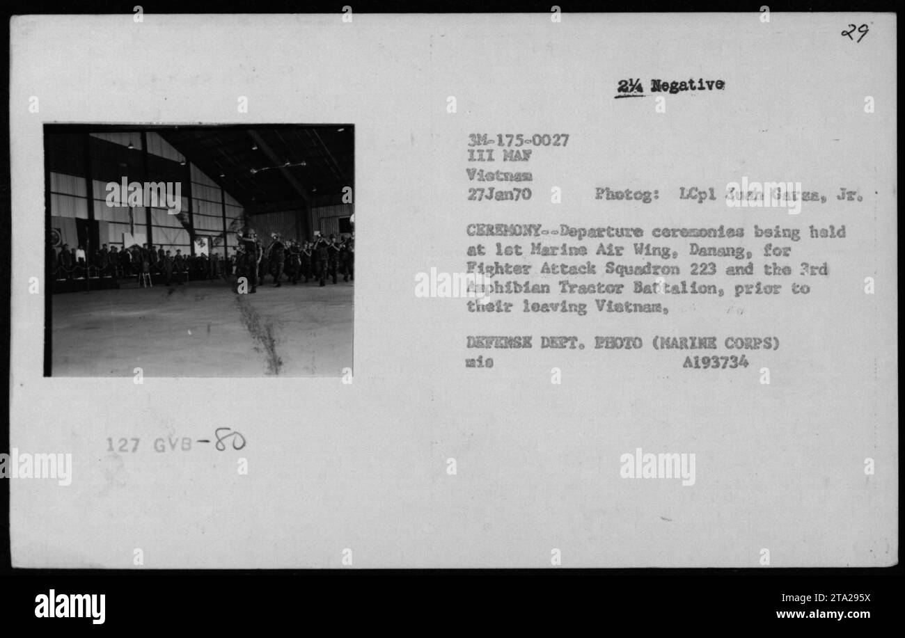 Le cerimonie di partenza si tennero al 1st Marine Air Wing, Danang, il 27 gennaio 1970, per il Fighter Attack Squadron 223 e il 3rd Amphibian Tractor Battalion prima di lasciare il Vietnam. Foto di LCpl Juan Garza Jr, corpo dei Marines, Dipartimento della difesa. Foto Stock