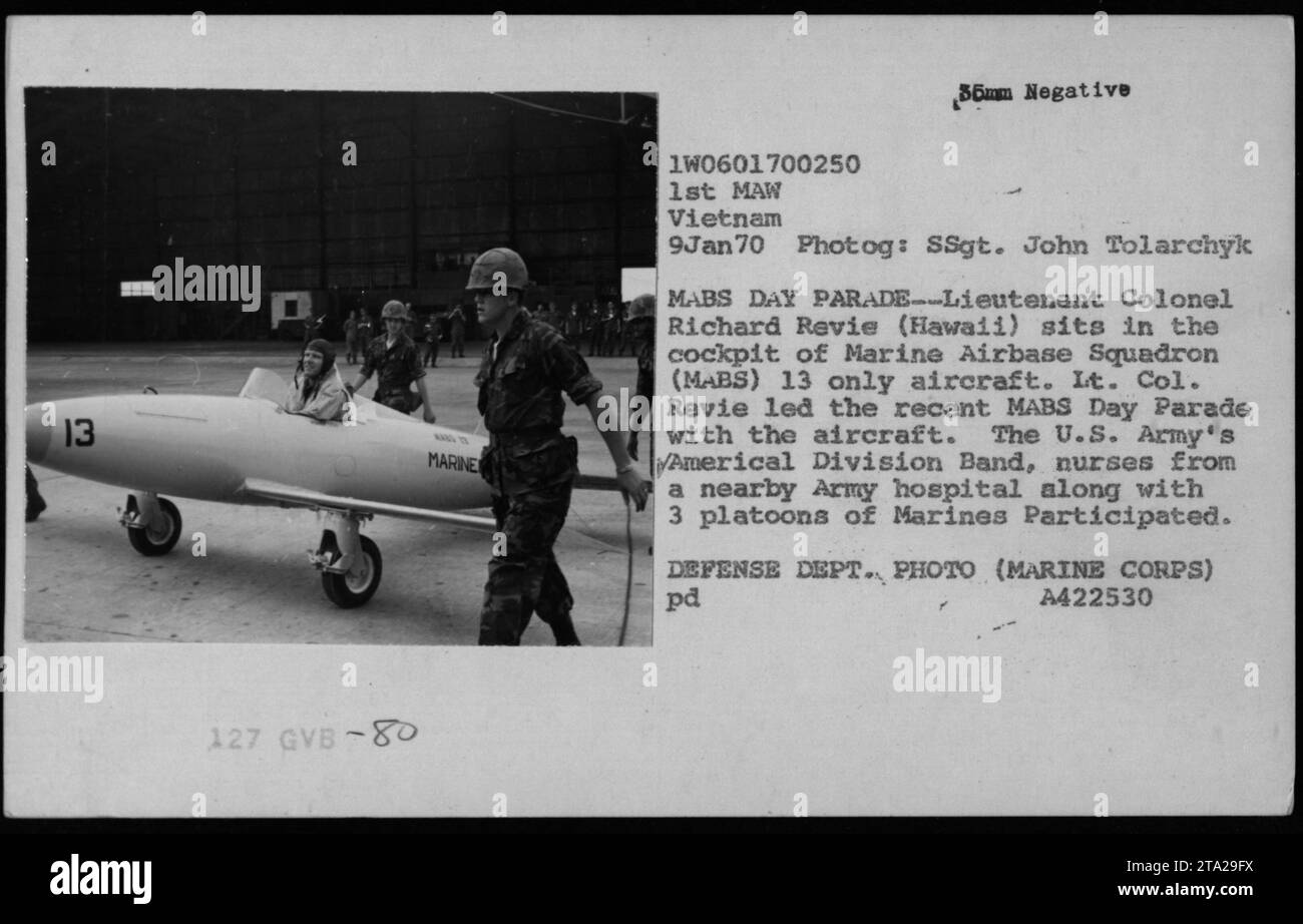 Tenente colonnello Richard Revie del Marine Airbase Squadron (MABS) 13 seduto nella cabina di pilotaggio dell'unico aereo dello squadrone durante la MABS Day Parade il 9 gennaio 1970. La parata ha coinvolto la partecipazione della Americal Division Band dell'esercito degli Stati Uniti, infermiere di un vicino ospedale dell'esercito e tre plotoni di Marines. Fotografia scattata da SSgt. John Tolarchyk. Foto Stock