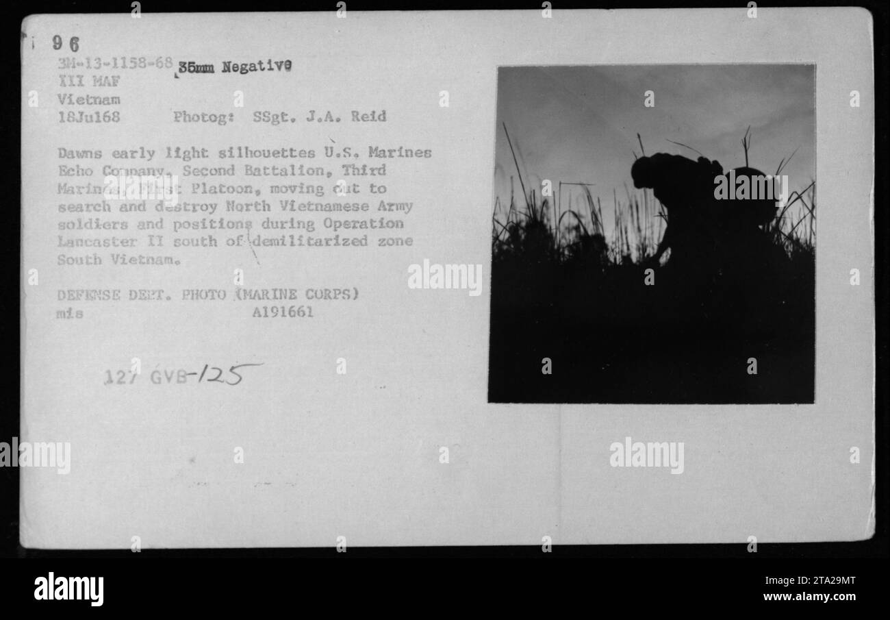 I Marines statunitensi della Echo Company, del secondo Battaglione, del terzo Marines, del primo plotone, si spostano all'alba del 18 luglio 1968, durante l'operazione Lancaster II nel Vietnam del Sud, alla ricerca e allo scontro delle posizioni dell'esercito nordvietnamita a sud della DMZ. La fotografia mostra le silhouette che si stagliano contro la luce precoce. Foto Stock