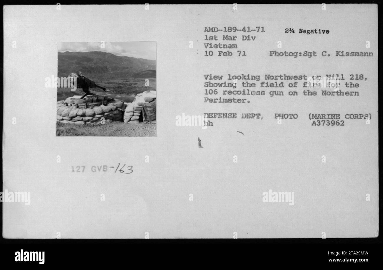 Guarda a nord-ovest sulla collina 218 mostrando il campo di fuoco di un cannone senza rinculo 106 sul perimetro settentrionale di una base di combattimento in Vietnam. Fotografia del sergente C. Kissmann, Marine Corps, 10 febbraio 1971. Foto Stock
