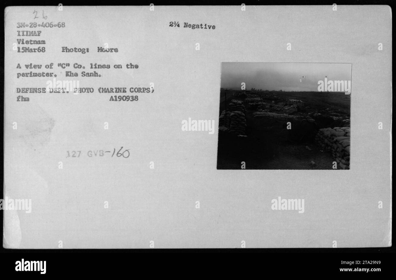 Le linee della compagnia C sono posizionate lungo il perimetro della base di combattimento di Khe Sanh, in Vietnam, il 15 marzo 1968, mostrando i preparativi difensivi delle forze americane. Foto Stock