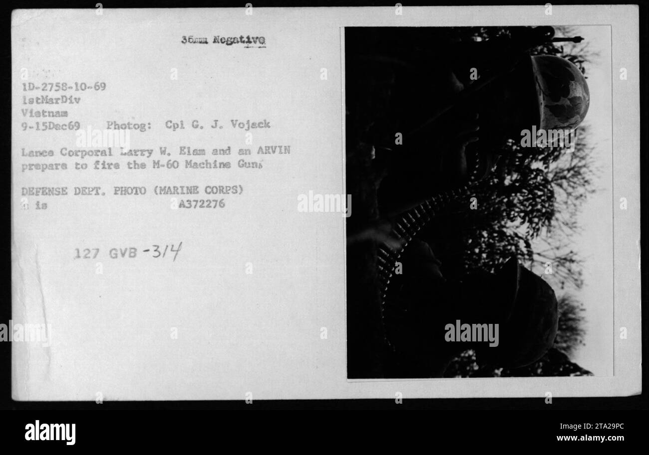 Il 9 dicembre 1969, il caporale Lance Larry W. Elam e un soldato dell'ARVN si prepararono a sparare mitragliatrici M-60 durante le operazioni del 1st MarDiv in Vietnam. La fotografia cattura la preparazione e l'addestramento militari. Foto Stock