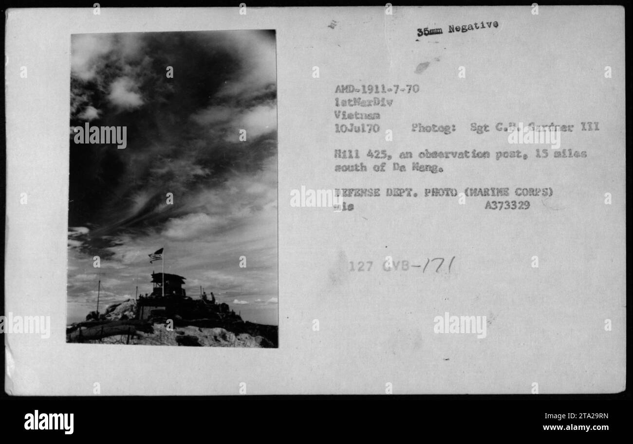 Soldato al posto di osservazione in Vietnam durante la guerra del Vietnam. Data: 10 luglio 1970. 35 mm negativo AMD-1911-7-70. Fotografo: Sgt C.H. Gardner III Il soldato è identificato come H111 425. Posizione: 15 miglia a sud di De Heng. Didascalia: Foto del Dipartimento della difesa scattata dal corpo dei Marines. Numero immagine: A373329 127 GVB-/7/ Foto Stock