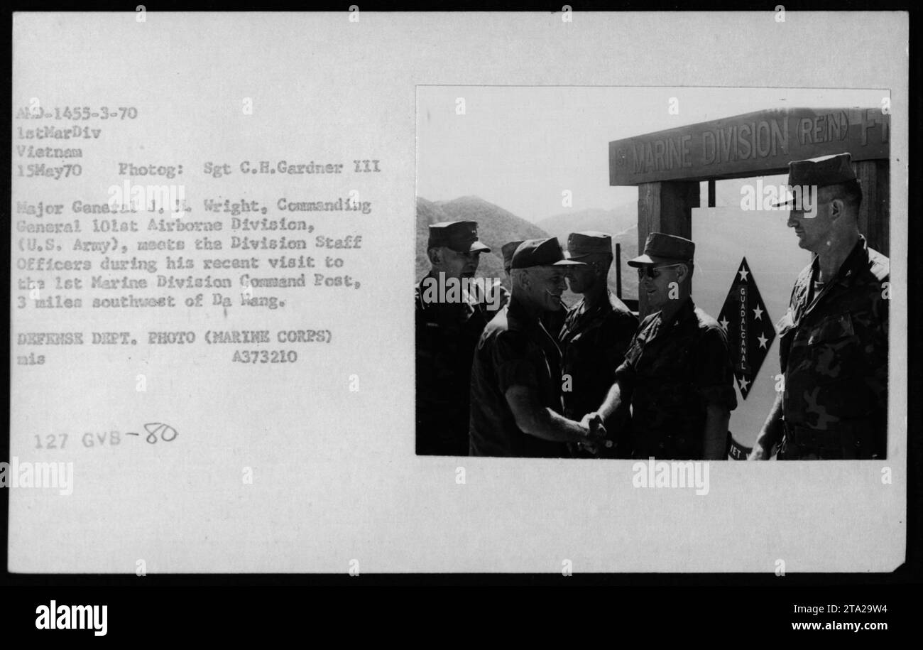 Il maggiore generale J. il Wright incontra gli ufficiali di stato maggiore della Divisione presso il 1st Marine Division Command Post 3 miglia a sud-ovest di da Nang, Vietnam, il 15 maggio 1970. Foto Stock