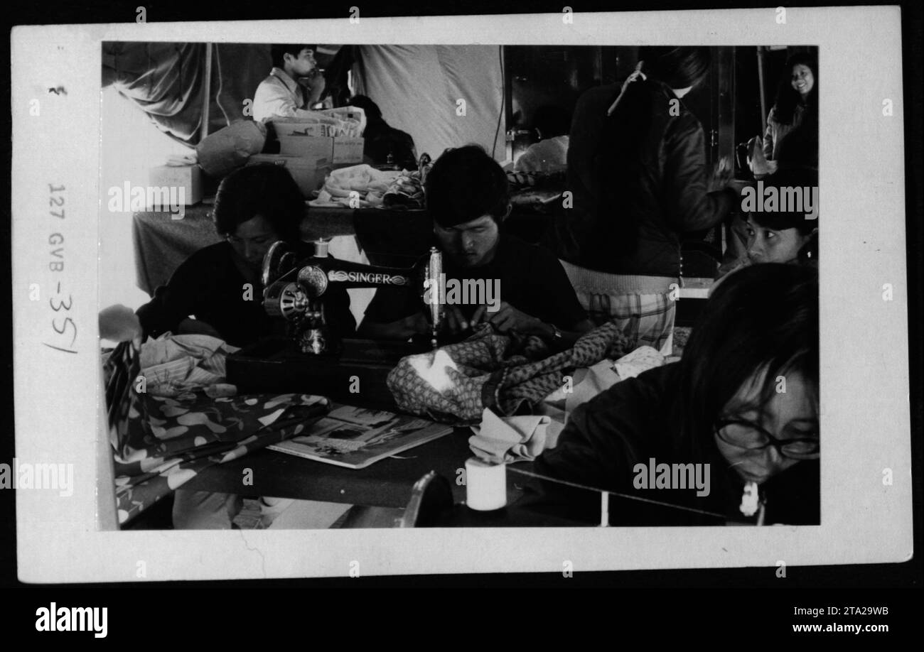 I rifugiati vietnamiti ricevono visite dall'attrice Claudia Cardinale, l'ex vicepresidente del Vietnam del Sud Nguyen Cao Ky, la cantante Rosemary Clooney e l'ex First Lady Betty Ford il 24 giugno 1975. Foto Stock