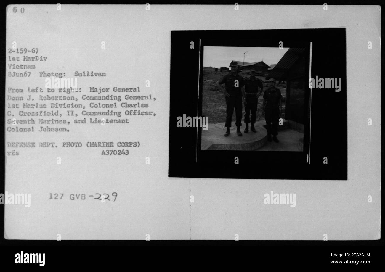 Il maggiore generale Donn J. Robertson, comandante generale del 1st MarDiv Vietnam, si trova al fianco del colonnello Charles C. Crosfield II, comandante del 7th Marines e tenente colonnello Johnson. Questa foto è stata scattata l'8 giugno 1967, durante la guerra del Vietnam. È una fotografia ufficiale del Dipartimento della difesa del corpo dei Marines degli Stati Uniti. Foto Stock