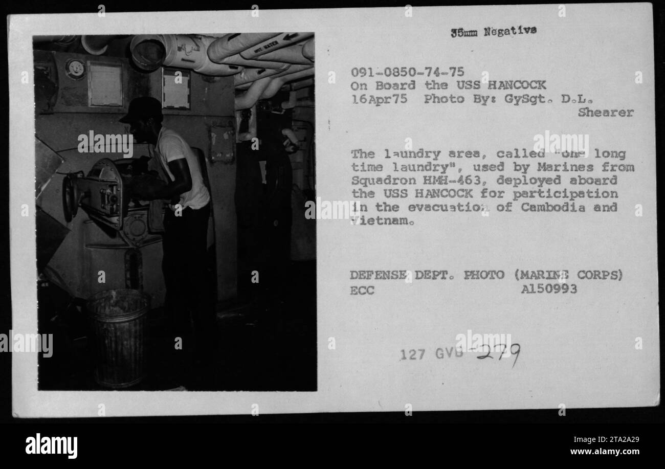 I Marines dello Squadron HMH-463 dispiegati sulla USS HANCOCK durante l'evacuazione della Cambogia e del Vietnam nell'operazione Frequent Wind. In questa immagine, scattata il 16 aprile 1975, si vede un'area lavanderia nota come "una lunga lavanderia". È stato utilizzato dai Marines per le loro attività di lavanderia durante la missione. Foto Stock