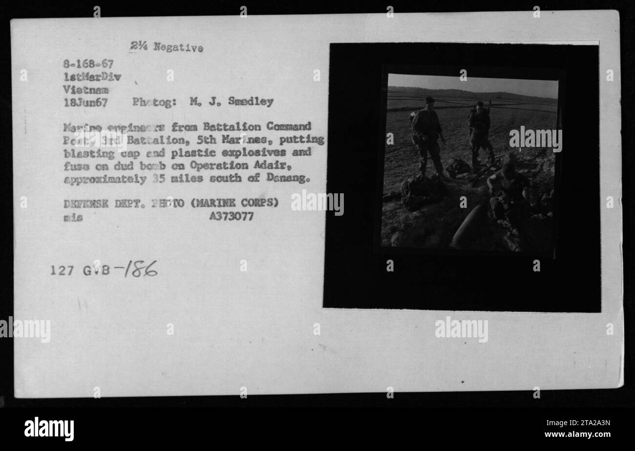 Il 18 giugno 1967, gli ingegneri del 3rd Battalion, 5th Marines attaccarono cappellini esplosivi, esplosivi di plastica e fusibili a una bomba durante l'operazione Adair, 35 miglia a sud di Danang, Vietnam. Foto di M.J. Smedley, 1st Marine Division, Defense Department, Marine Corps. Foto Stock