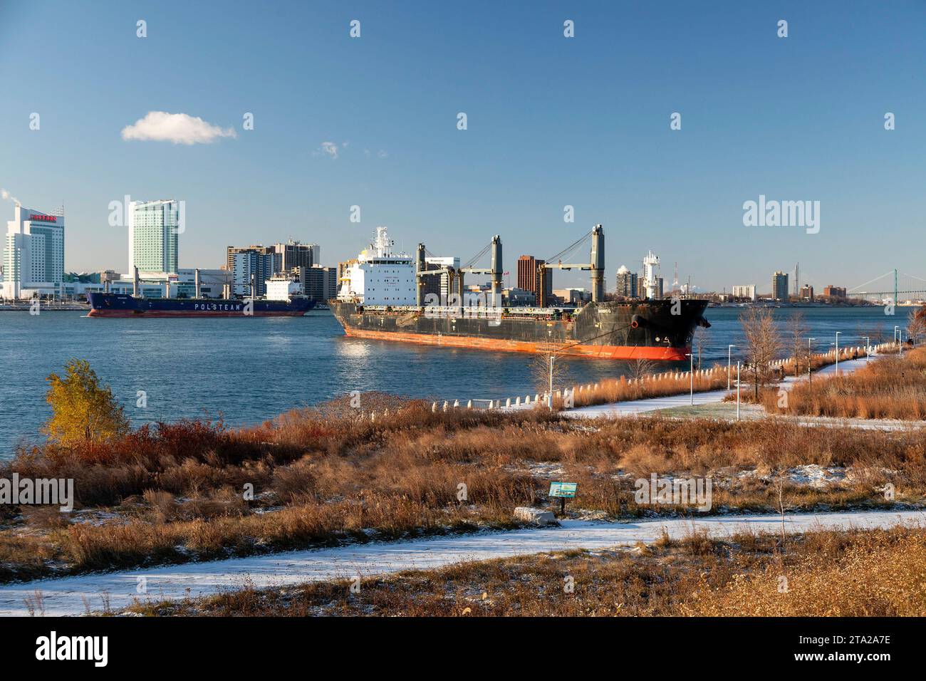 Detroit, Michigan, USA. 28 novembre 2023. Un cargo di 623 piedi è bloccato vicino al centro di Detroit per il secondo giorno dopo essersi arenato nel fiume Detroit nel novembre 27. Il Barbro G trasporta 21.000 tonnellate di frumento in Italia. Il canale di navigazione rimane aperto, mentre la nave portacontainer Drawsko passa il Barbro G. Credit: Jim West/Alamy Live News Foto Stock