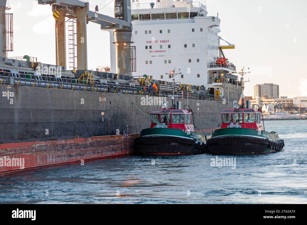 Detroit, Michigan, USA. 28 novembre 2023. Un cargo di 623 piedi è bloccato vicino al centro di Detroit per il secondo giorno dopo essersi arenato nel fiume Detroit nel novembre 27. Il Barbro G trasporta 21.000 tonnellate di frumento in Italia. I rimorchiatori Pennsylvania e Wisconsin cercheranno di liberare il Barbro G. credito: Jim West/Alamy Live News Foto Stock