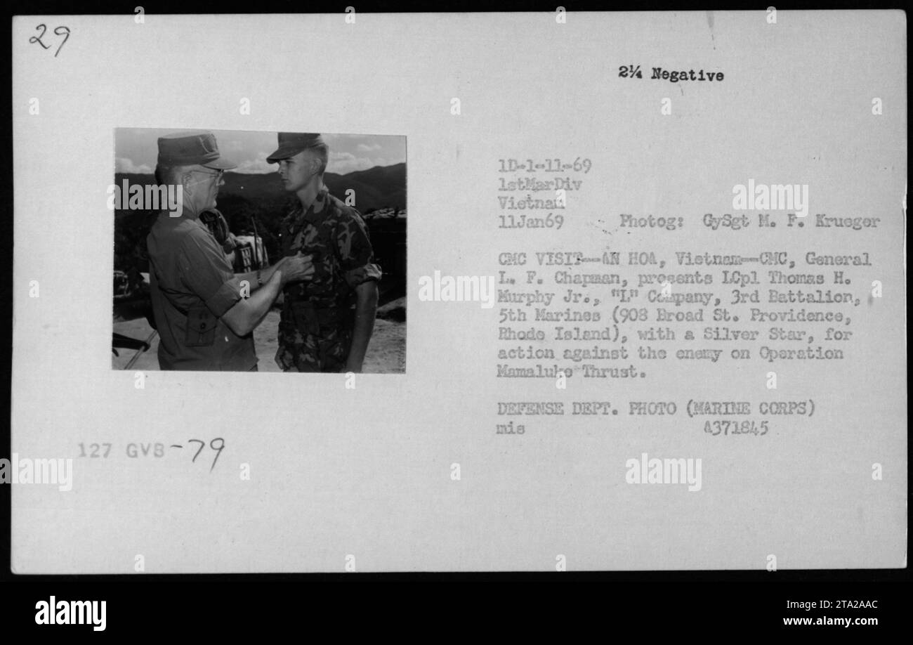 L'assistente segretario della Marina John Warner, il segretario alla difesa Melvin Laird e il dottor Norman Vincent Peale sono visti durante una cerimonia in Vietnam l'11 gennaio 1969. Il generale L. F. Chapman presenta LCpl. Thomas H. Murphy Jr. Con una Stella d'argento per le sue azioni contro il nemico durante l'operazione Mama Luke Thrust. Foto Stock