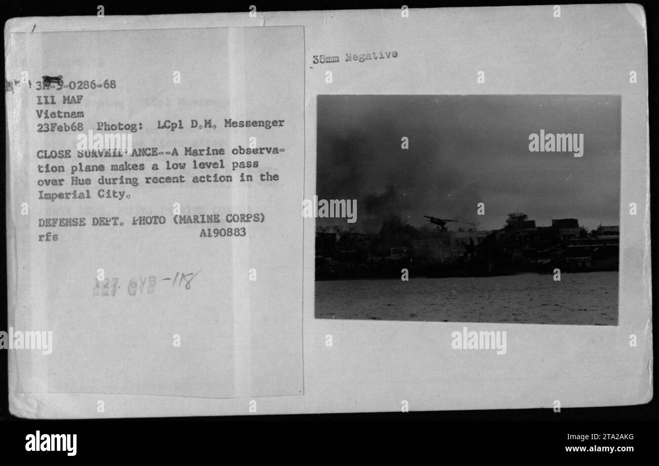 Un aereo di osservazione marino fa un passaggio a basso livello sopra Hue durante le recenti azioni nella città imperiale, come parte dell'operazione Hue City il 23 febbraio 1968. L'immagine cattura la stretta sorveglianza intrapresa dal personale militare durante il combattimento. Foto scattata da LCpl D.M. Messenger, autorizzata dal Dipartimento della difesa. Foto Stock