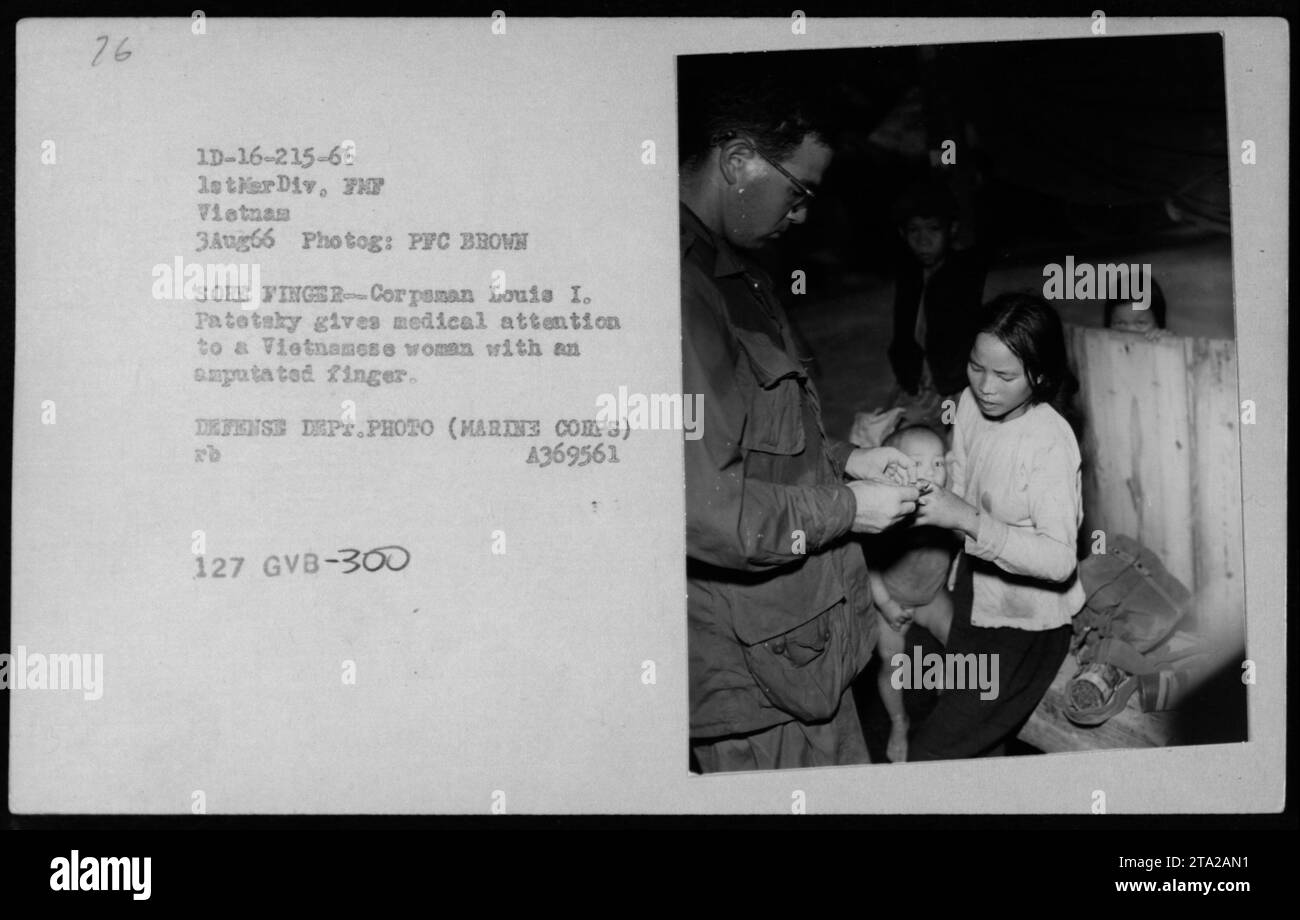 Caporale dei Marine Corps Louis I.. Patotaky fornisce assistenza medica a una donna vietnamita con un dito amputato in Vietnam il 3 agosto 1966. La fotografia, scattata da PFC Brown, raffigura gli sforzi umanitari dell'esercito americano durante la guerra del Vietnam. Foto Stock