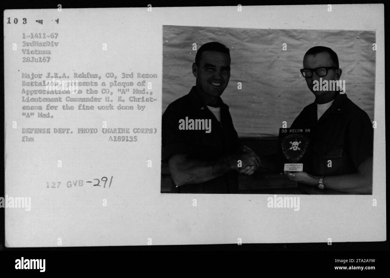 Il tenente comandante H.E. Christenson riceve una targa di apprezzamento dal maggiore J.R.A. Rehfus del 3rd Recon Battalion il 28 luglio 1967, riconoscendo il lavoro del quartier generale "A" in Vietnam, fotografato per la documentazione delle attività militari americane. Foto Stock