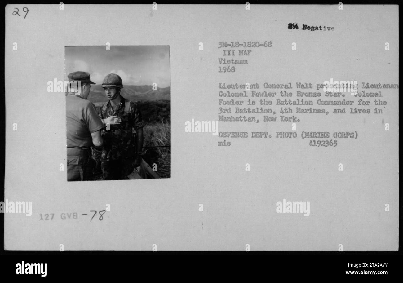 Il tenente generale Walt presenta al tenente colonnello Fowler la Bronze Star in Vietnam nel 1968. Fowler, comandante del 3° Battaglione, 4° Marines, è riconosciuto per il suo servizio e la sua leadership. Foto Stock