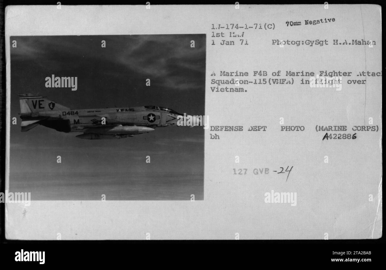 Un F-4B del Marine Fighter Attack Squadron-115 (VMFA) è stato visto in volo sopra il Vietnam il 1 gennaio 1971. La foto è stata scattata da GySgt H.A. Mahan ed è un negativo di 70mm. E' una foto del dipartimento della difesa del corpo dei Marines. Foto Stock