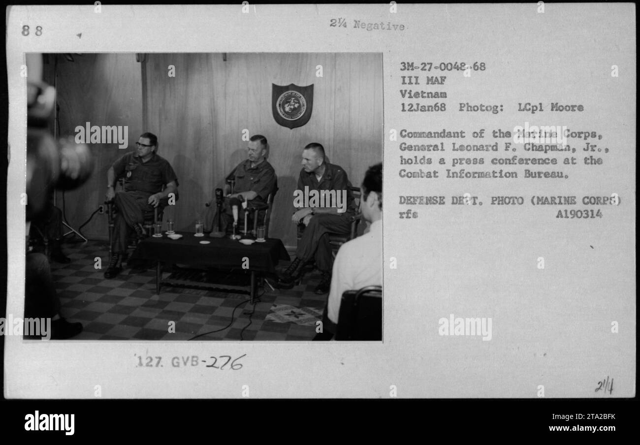 Il generale Leonard F. Chapman Jr., comandante del corpo dei Marines, tiene una conferenza stampa presso il Combat Information Bureau durante la guerra del Vietnam. La fotografia è stata scattata il 12 gennaio 1968 e fa parte di una collezione di fotografie che ritraggono le attività militari americane durante la guerra. Foto Stock