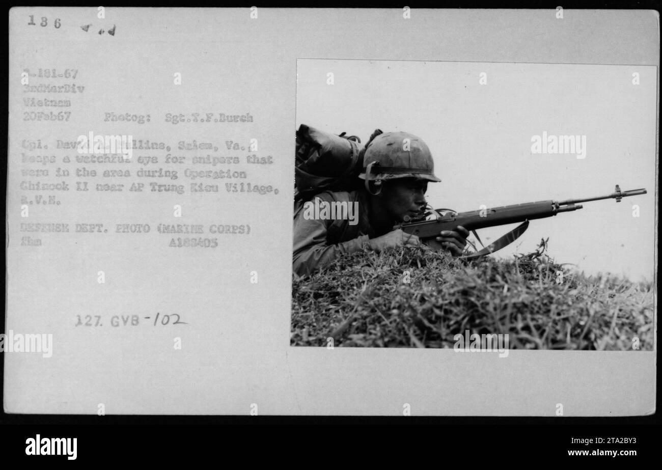 "CPL. David A. Mullins della 3rdMarDiv è in guardia per i cecchini durante l'operazione Chinook II vicino al villaggio di AP Trung iou, Vietnam, il 20 febbraio 1967. La foto, scattata dal sergente F.B. Burch, mostra il comandante Mullins di Salem, Virginia, che tiene un occhio vigile. (Dipartimento della difesa, Marine Corps Photo 4183405)' Foto Stock