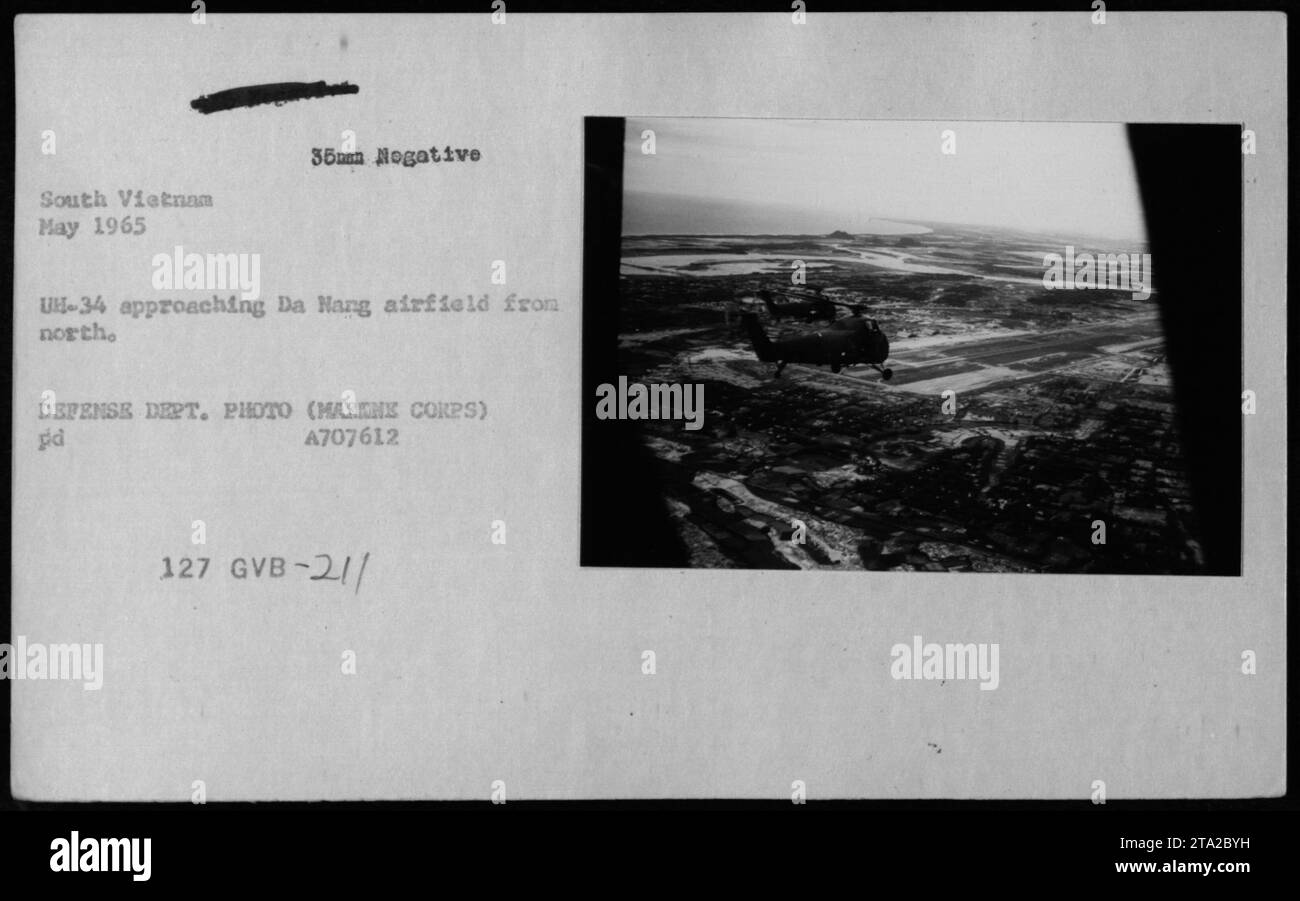 Un elicottero UH-34 scende verso l'aeroporto di da Nang nel Vietnam del Sud nel maggio 1965, fotografato dal Dipartimento della difesa durante la guerra del Vietnam. Foto Stock